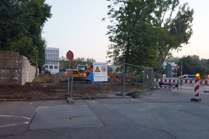 Die Baustelle, auf der die Bombe liegt. Die Luftmine wird von blauen Planen abgeschirmt.