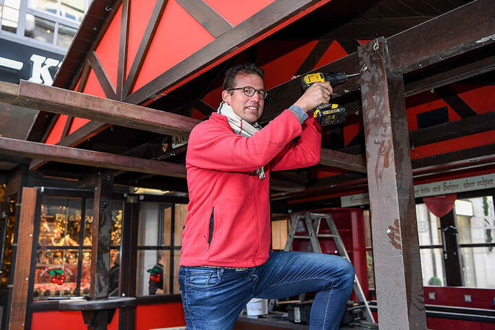 Dominik Heuer packt selbst mit an, damit alles rechtzeitig fertig wird.