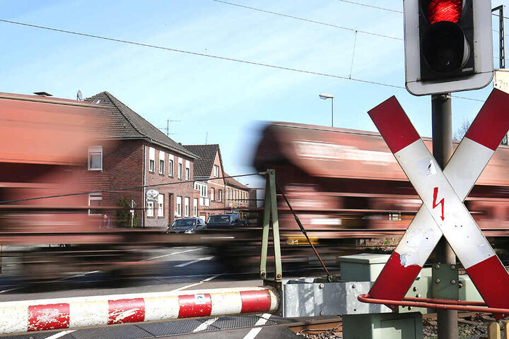 Züge kommen mit großer Geschwindigkeit angefahren. Deshalb haben Menschen auf den Gleisen nichts verloren.
