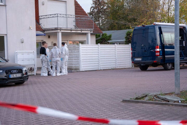 Angehörige der Frau fanden die Leiche in ihrer Wohnung.