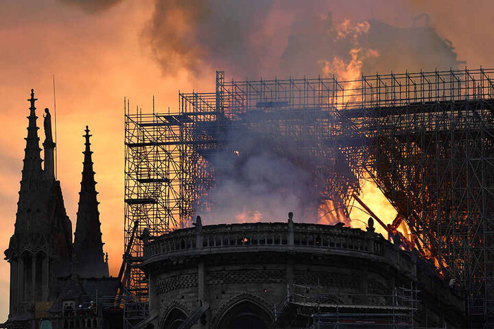 Flammen und Rauch steigen aus der Kathedrale Notre-Dame auf.