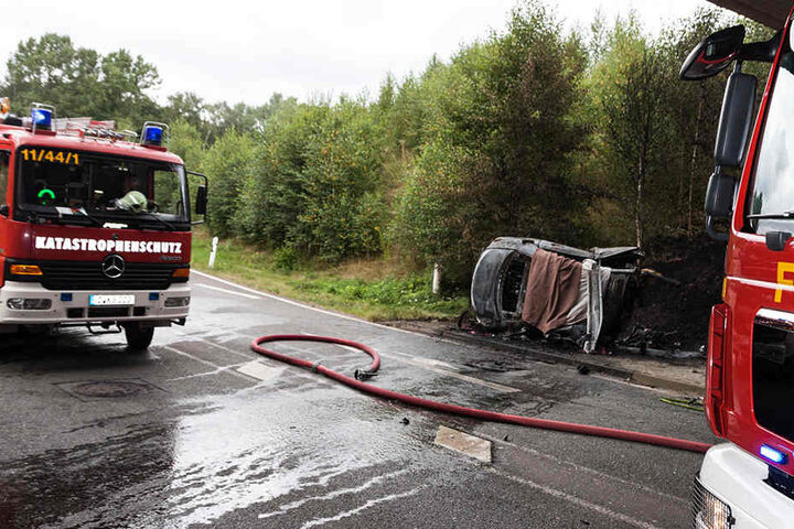Der Pkw prallte gegen einen Brückenpfeiler und brannte komplett aus.