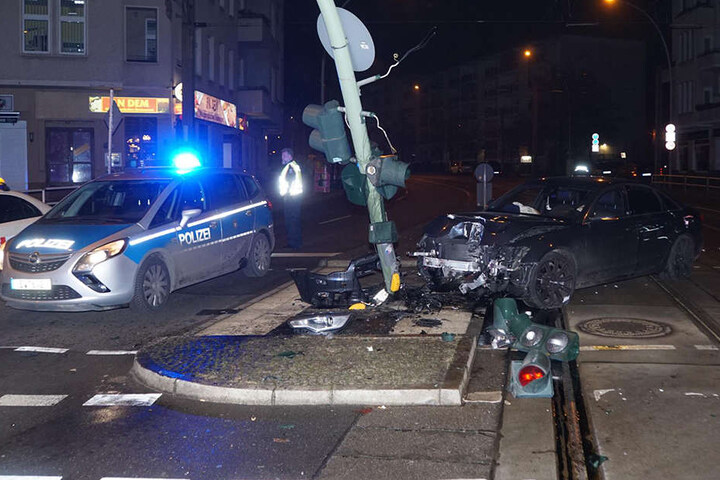 Die zerstörte Ampel musste samt Mast entfernt werden.