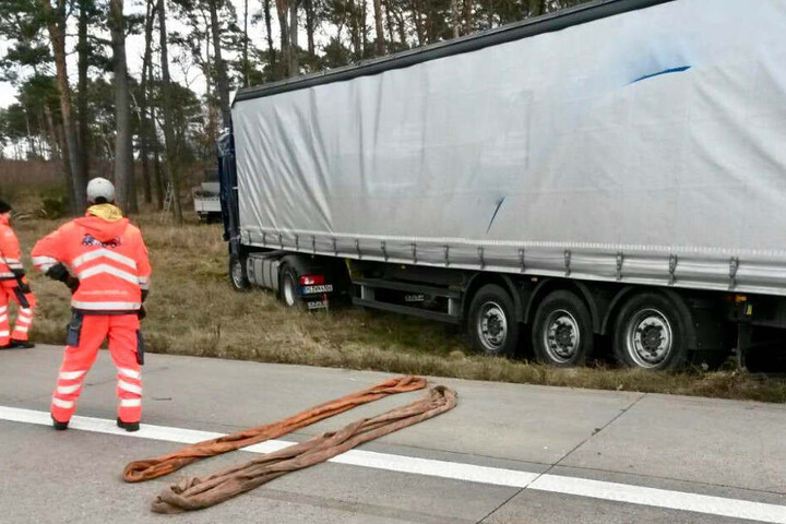 Arbeiter betrachten die Unfallstelle.