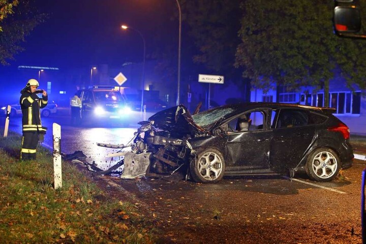 Bei dem Unfall ist der Motor aus dem Ford gerissen worden.