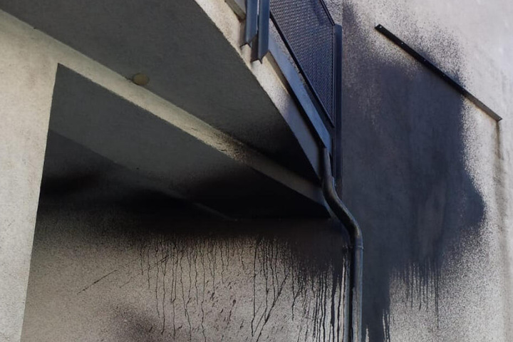 Die Fassade des Gebäudes in der Leipziger Straße ziert nun dieser große Farbklecks.