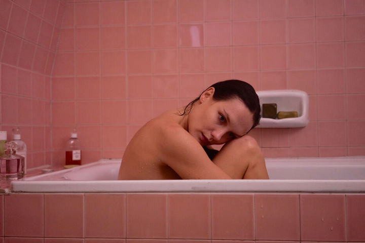 Melanie (Ana Girardot) leidet unter ihrer Einsamkeit und der Anonymität in einer Großstadt wie Paris.