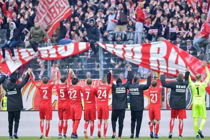 Die Kölner Spieler feierten mit den Anhängern den Auswärtssieg.