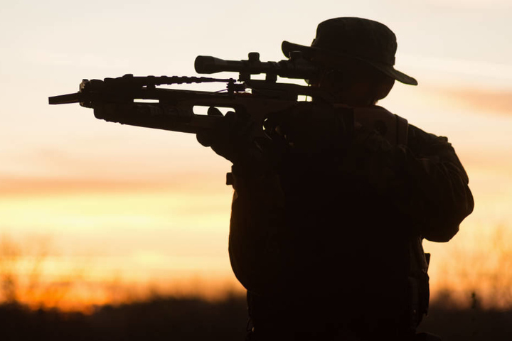 Zu den illegalen Waffen gehörten auch mehrere Armbrüste mit Laser-Zielerfassung (Symbolbild).