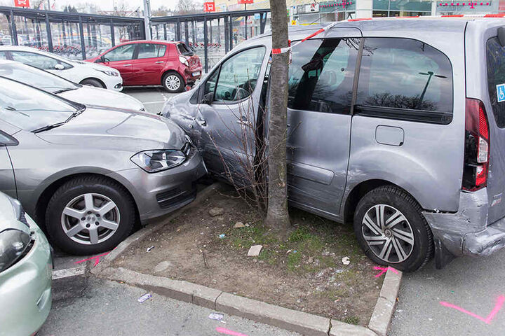 Insgesamt wurden bei dem Unfall neun Fahrzeuge beschädigt.