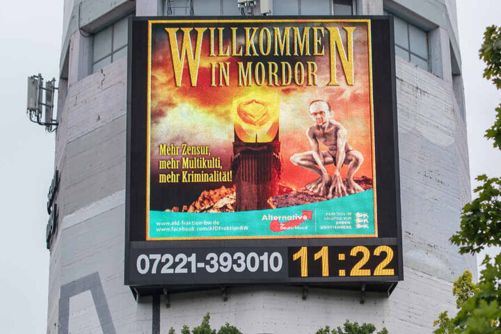 Auf einem Großdisplay ist am Stuttgarter Pragsattel im August 2017 ein Bild aus der Kampagne der AfD zu sehen, in der Merkel (links) und Maas als Sauron und Gollum dargestellt werden.