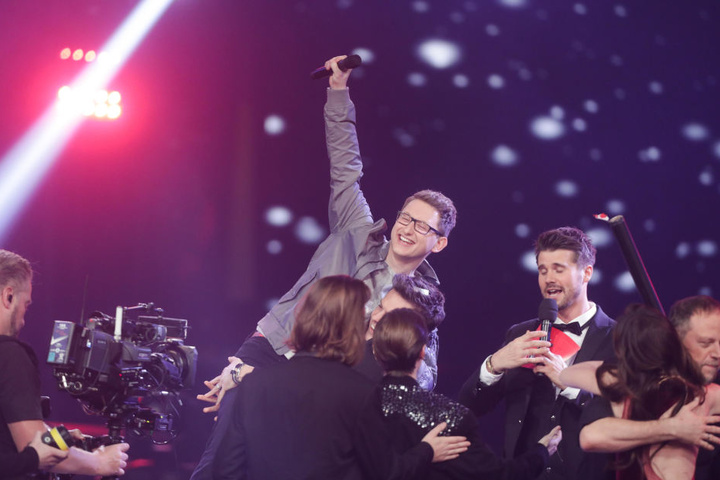 Samuel Rösch (24) kann es kaum glauben. Mithilfe von Michael Patrick Kelly und den Zuschauern hat er es ganz oben aufs Siegertreppchen von "The Voice of Germany" geschafft.