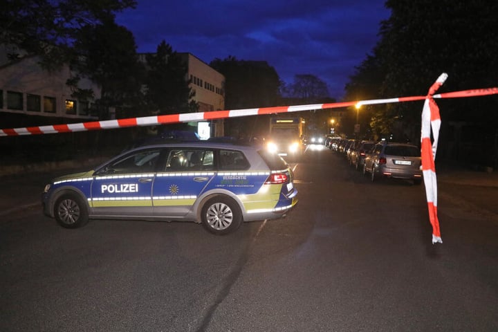 Die Straße wurde am Donnerstagabend abgesperrt.