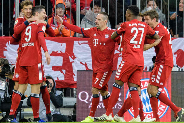 Robert Lewandowski (l.) erzielte bereits nach wenigen Minuten die Bayern-Führung gegen Nürnberg.
