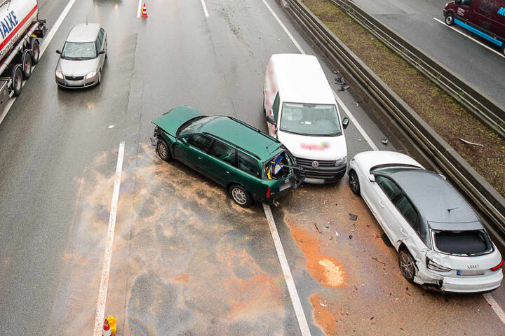 Insgesamt krachten zehn Autos ineinander.