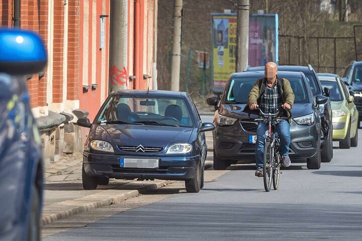 Dieser Falschparker macht es komplett verkehrt: Halb auf dem Gehweg behindert er Passanten und gefährdet Radfahrer.