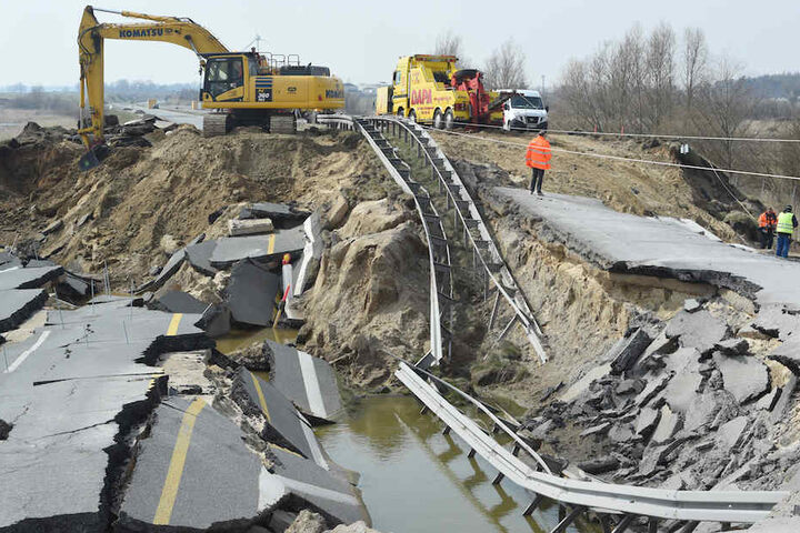 Der katastrophale Zustand der Autobahn nach dem Absacken – aufgenommen Mitte April.