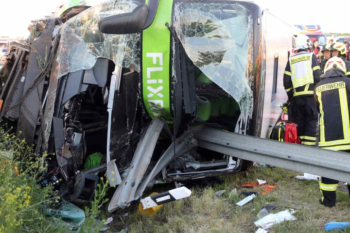 Bei dem tragischen Unglück war eine Frau ums Leben gekommen. Acht Menschen sowie der Busfahrer wurden schwer verletzt.