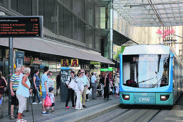 Viele Menschen, Gedränge am Bus - die Zentralhaltestelle war der
„Arbeitsplatz“ des Polen.