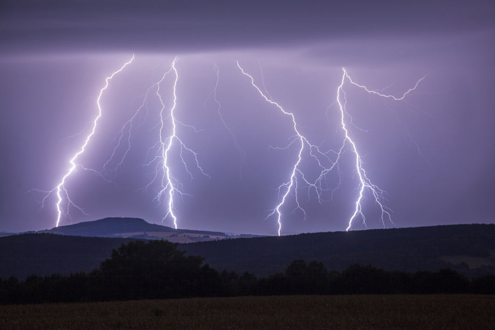 Blitze zuckten am Himmel über Sachsen.