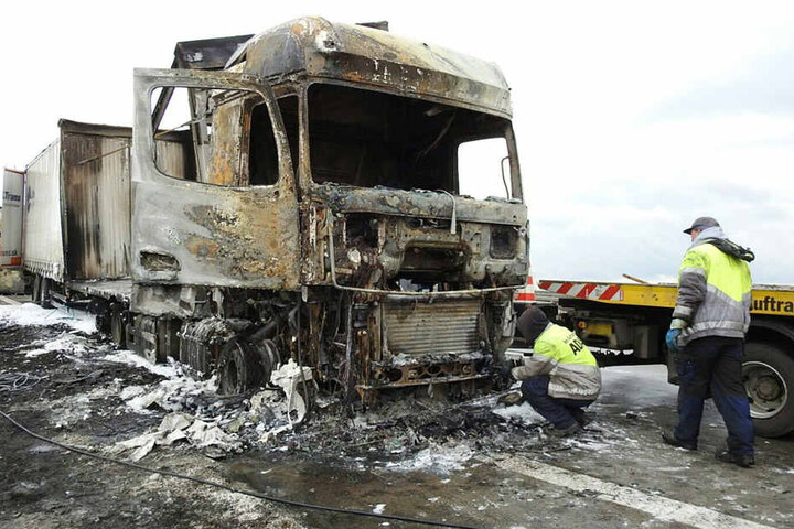 Wahrscheinlich war das Fahrzeug wegen eines technischen Defekts in Brand geraten.