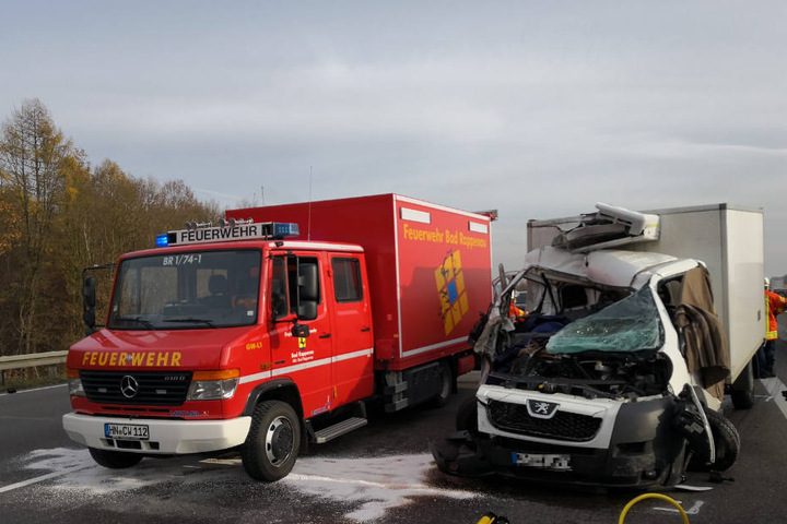 Die Feuerwehr steht neben dem verunfallten Peugeot Transporter auf der Autobahn.
