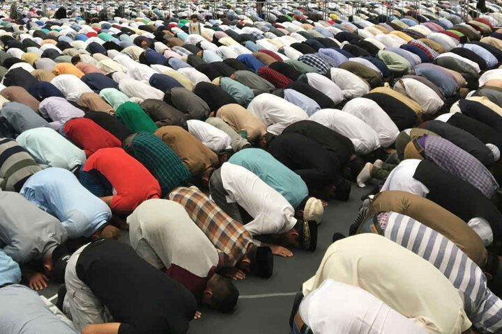 Mehrmals täglich vollführen gläubige Muslime ihr Gebet, das sogenannte "Salat". Es findet zu festgelegten Zeiten fünfmal am Tag statt.