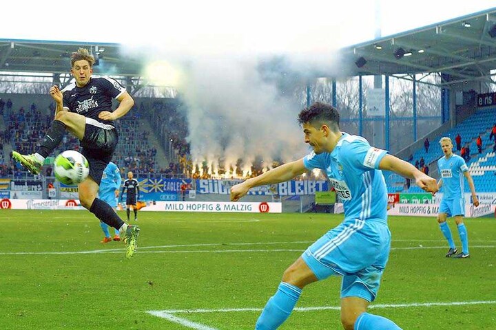 Der Ende Januar verpflichtete Innenverteidiger Marcus Hoffmann (r., klärt hier vor dem Jenaer Günther-Schmidt) brachte Stabilität in die Abwehr. Doch sein Gastspiel beim CFC ist von kurzer Dauer: Schulterverletzung, Operation, vorzeitiges Saisonaus
