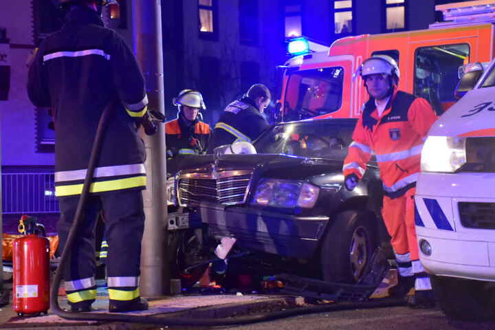 Die Rettungskräfte mussten eine Person aus einem Auto befreien.