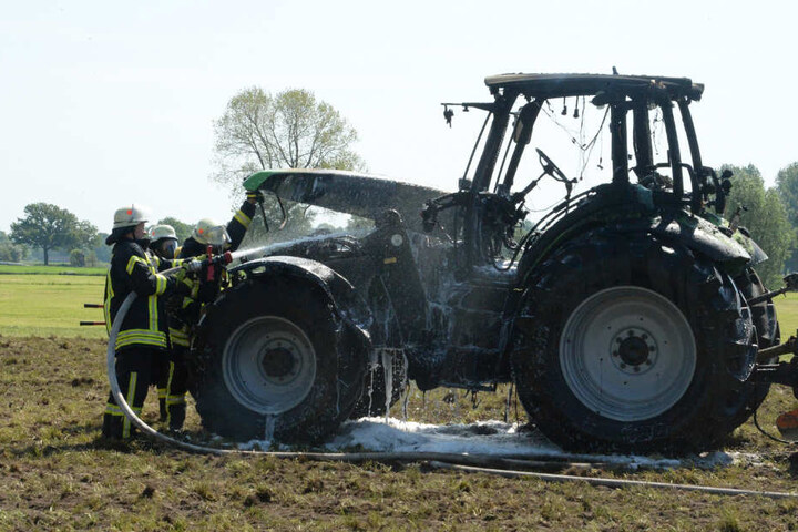Mit Schaummittel gelang es der Feuerwehr, den Brand zu löschen.