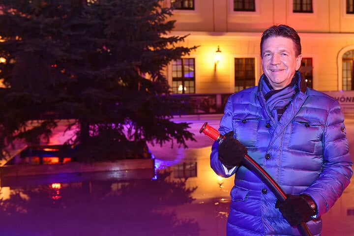 Kempinski-Direktor Marten Schwass (57) spritzte selbst Wasser auf die Eisbahn im Innenhof.