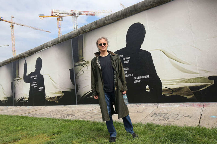 Der deutsch-amerikanische Künstler Stefan Roloff hat in der Ausstellung seine eigenen Beobachtungen mit aufgegriffen.