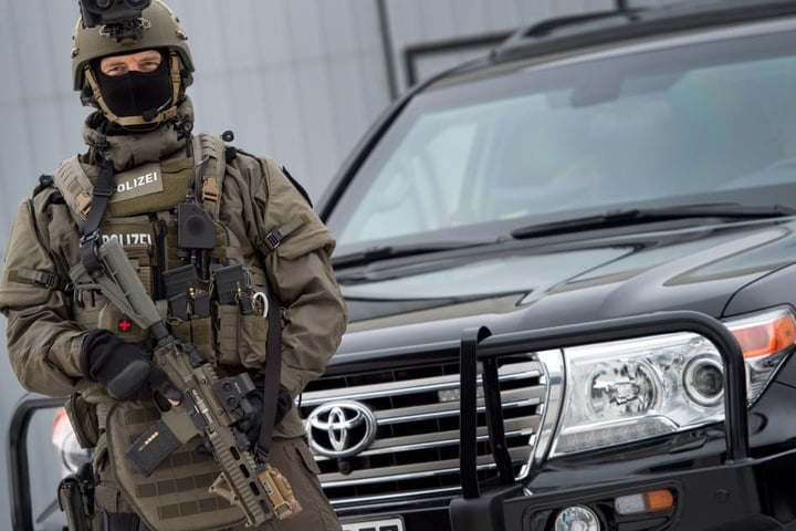 Mittel gegen Gewalt sind unter anderem stichsichere Schutzwesten und Helme.