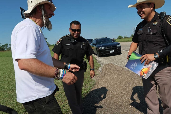 In Texas staunten selbst die sonst so grimmigen Polizisten über den komischen Vogel und seinen Traum.