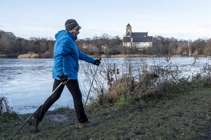 Kathrin Eckert (57), Trainerin für Gesundheitssport, schwört auf Nordic Walking an frischer Luft.