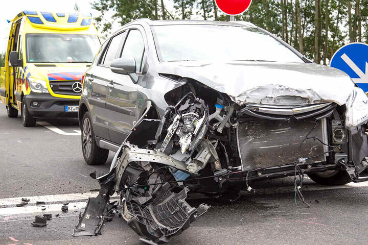 Die Fahrzeugfront eines Suzukis wurde bei einem Unfall schwer beschädigt.