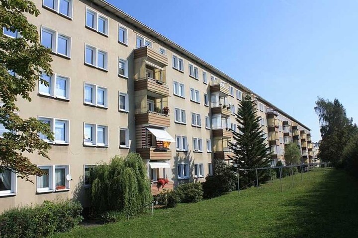 Unsaniert und nur wenige Balkons: Der Plattenbau in der Liddy-Ebersberger-Straße.