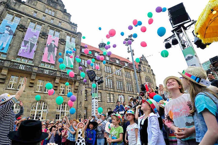 Musikschüler sangen ein extra komponiertes Lied für die Veranstaltung. Danach flogen Luftballons.