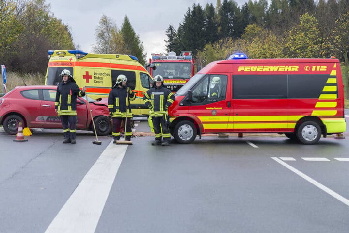 Die Rettungskräfte mussten den Straßenabschnitt eine Dreiviertelstunde voll sperren. Zwei Menschen wurden bei dem Unfall verletzt.