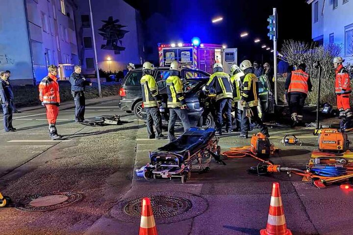 Die Feuerwehr nahm das Dach des BMW ab, um die 15-Jährige zu retten.