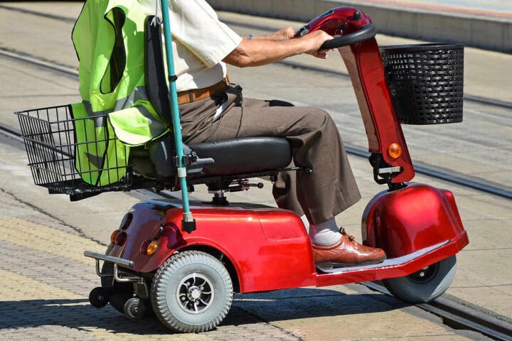 Nach ersten Erkenntnisse nahm der Rollstuhlfahrer dem Auto die Vorfahrt und stieß daraufhin mit diesem zusammen. (Symbolbild)