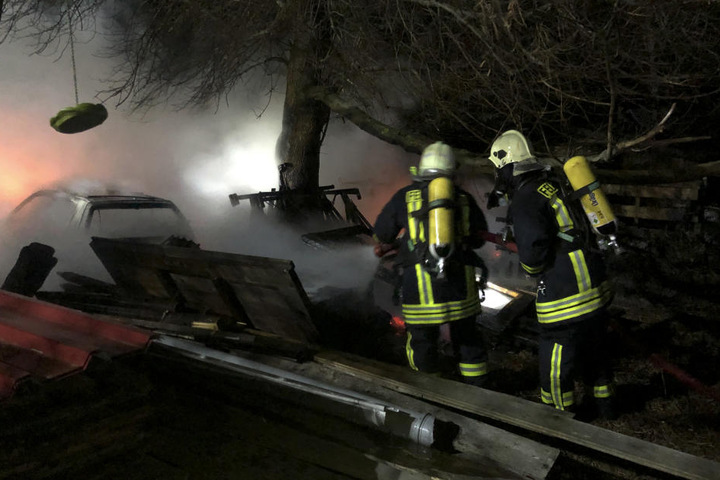 Die Feuerwehr löschte auch ein brennendes Auto.