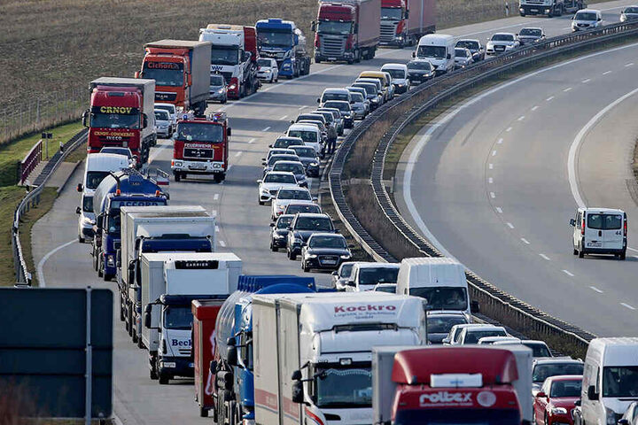 Es bildete sich ein langer Stau. (Symbolbild)