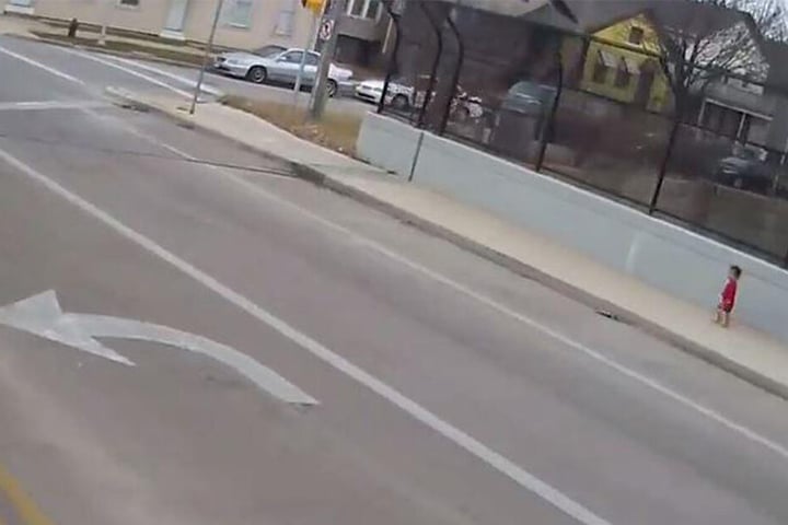 Der kleine Junge lief mutterseelenallein an der Straße entlang.