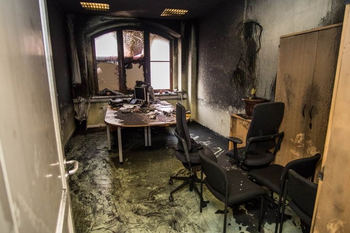 Ein völlig demoliertes Büro im Haus des Jugendrechts. Im Januar hatten bislang nicht ermittelte Täter einen Brandanschlag auf das von Polizei, Staatsanwaltschaft und Jugendgerichtshilfe genutzte Behördengebäude verübt.