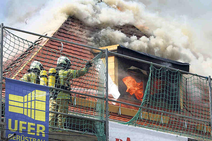 Ein Dachstuhlbrand in Langebrück stellte die Feuerwehr im Mai vor eine große
Herausforderung.