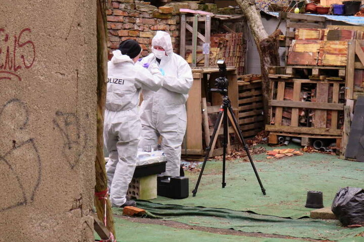 Kriminaltechniker dokumentieren den Fundort der zweiten Leiche in einem Abrisshaus im Leipziger Westen.