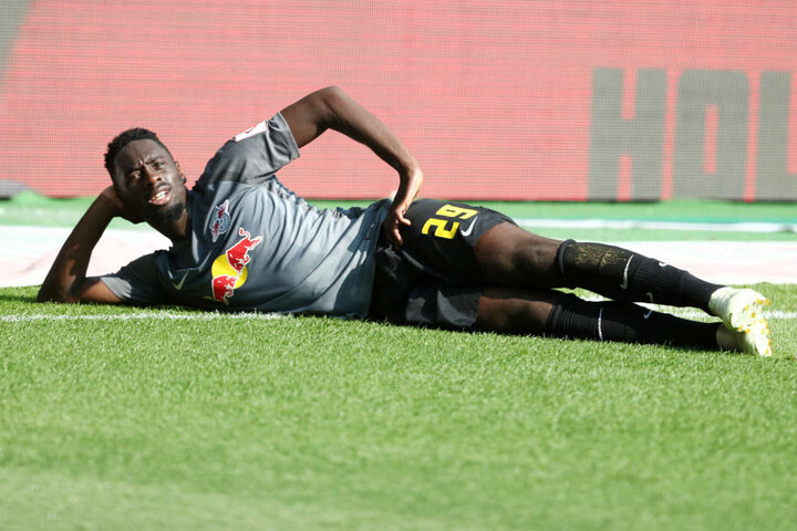 Jo, kann man es sich ruhig mal gemütlich machen: Jean-Kevin Augustin liegt nach seinem zweiten Treffer cool auf dem Rasen.