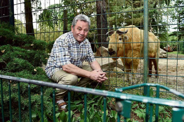 Er schaut so dankbar, als wolle er sich bei Karl-Heinz Kupko (73) für die finanzielle Unterstützung erkenntlich zeigen: Goldtakin Shen (9) ist das Patentier des Kurt-Schlosser-Bergsteigerchors.