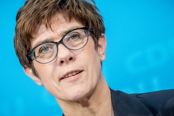 In einer Rundmail an die CDU-Mitglieder erklärt Annegret Kramp-Karrenbauer, dass Maaßen beinah die Regierung gesprengt hätte,